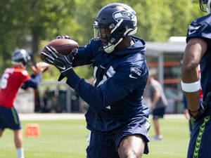 西雅圖海鷹隊美式足球員在訓練中接球。 — Dk Metcalf 壁紙