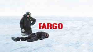 警察跪在雪地中倒下的夥伴旁邊，帶有紅色Fargo文字。 — 雪降花戲劇 壁紙