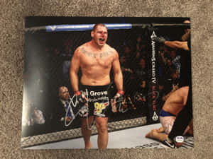 MMA 鬥士在擊敗對手後於籠中慶祝勝利。 — 終極格鬥冠軍賽 壁紙