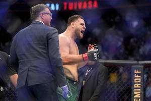 MMA拳手在教練附近於八角籠內慶祝勝利。 — 運動 壁紙