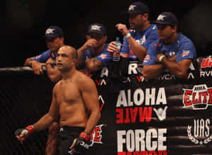 八角籠內的MMA拳手與觀看的團隊 — 終極格鬥冠軍賽 壁紙