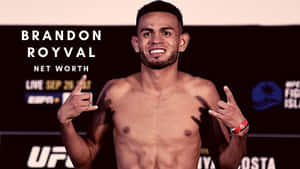 UFC拳手Brandon Royval在稱重時微笑並做出搖滾手勢。 — OLED 壁紙