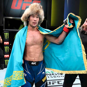 UFC拳手披著哈薩克國旗戴毛帽在八角籠內 — 運動 壁紙
