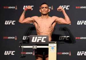 UFC拳手在稱重時於磅上展示肌肉。 — 終極格鬥冠軍賽 壁紙