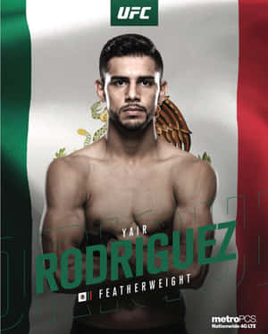 UFC羽量級拳手Yair Rodriguez站在墨西哥國旗前。 — 4:5 壁紙
