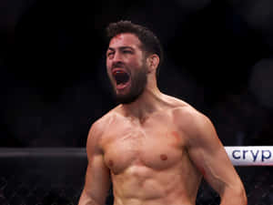 一名渾身是血的MMA拳手在黑暗的八角籠內發出勝利的咆哮。 — 運動 壁紙