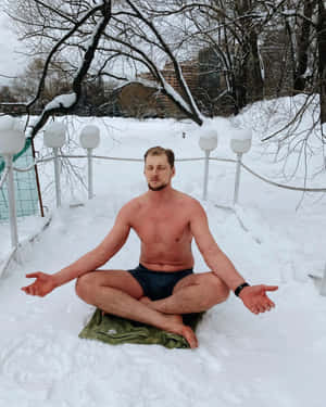 男子在雪地中冥想，周圍有光禿的樹木和燈籠 — 瑜珈 壁紙