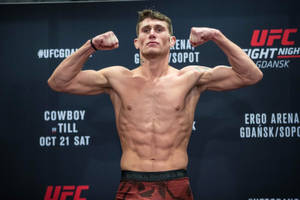 運動型男性拳手在UFC稱重時繃緊肌肉。 — 運動 壁紙