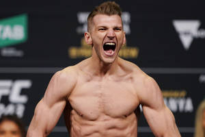 一名赤裸上身的MMA拳手在UFC稱重儀式中激烈咆哮。 — 運動 壁紙
