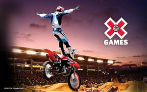 日落時分，越野摩托車手在X Games體育館空中飛躍。 — X Games 壁紙