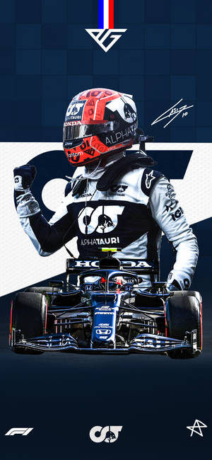 身穿AlphaTauri裝備的F1車手，舉起拳頭站在賽車上慶祝。 — 瓦斯 壁紙