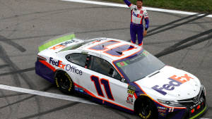 NASCAR車手在賽道上於他的FedEx Office賽車上慶祝勝利。 — 賽車 壁紙
