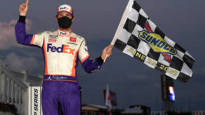 NASCAR車手在黃昏比賽勝利後手持方格旗 — 彩虹旗 壁紙