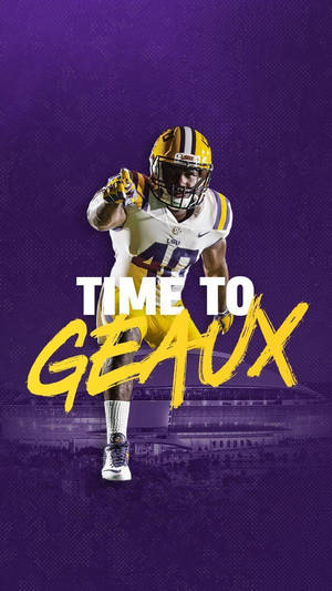 身穿LSU制服的美式足球運動員奔跑，帶有「TIME TO GEAUX」文字。 — LSU 壁紙