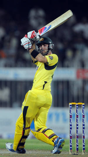 板球運動員在夜間比賽中揮棒 — 板球 壁紙