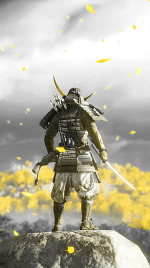 身穿盔甲的武士站在岩石上，周圍有飄落的黃葉。 — 混沌武士 壁紙