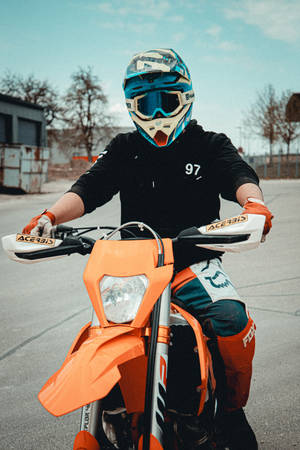 戶外身穿全套裝備的越野摩托車手騎著橙色摩托車 — 改裝摩托車 壁紙
