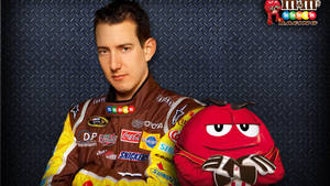 身穿賽車服的NASCAR車手站在紅色M&M's角色旁邊。 — 運動 壁紙