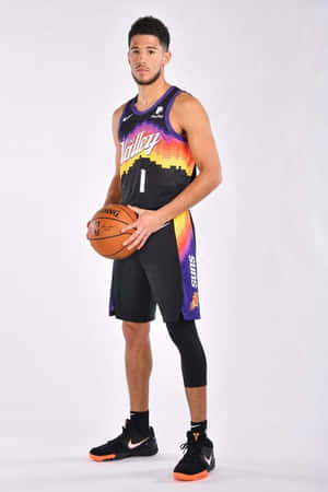 職業籃球運動員身穿太陽隊球衣在攝影棚中持球。 — Devin Booker 壁紙
