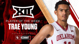 身穿奧克拉荷馬球衣的籃球運動員Trae Young手持木棒，帶有「Player of the Week」圖形。 — 崔·楊 壁紙