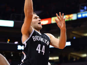 布魯克林籃網隊44號球員在比賽中投籃。 — NBA 壁紙