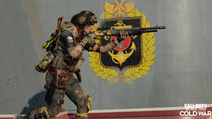 在 Call of Duty 遊戲中，士兵將步槍瞄準帶有蘇聯標誌的牆壁。 — 決勝時刻：黑色行動4 壁紙