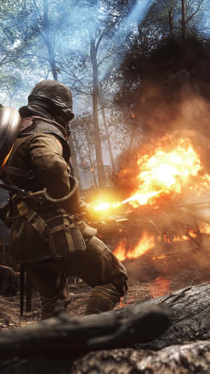 士兵在森林中開火，身後有火焰爆炸 — 電玩遊戲 GIF 壁紙