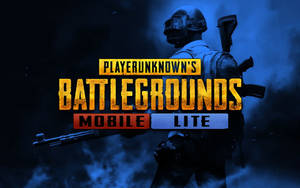 士兵在煙霧藍色背景上持步槍，用於PlayerUnknown's Battlegrounds Mobile Lite遊戲。 — Pubg 標誌 壁紙