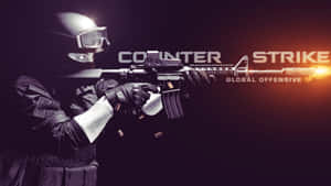 戰術士兵在Counter-Strike Global Offensive遊戲標誌中開槍射擊步槍，槍口閃光。 — 昏暗 壁紙
