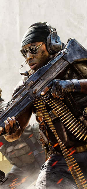 士兵發射重型機槍，帶有槍口火焰和彈鏈 — 電玩遊戲 GIF 壁紙