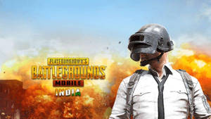 PUBG Mobile India 遊戲標誌，士兵戴著頭盔置身爆炸中。 — 電玩遊戲 GIF 壁紙