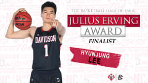 身穿戴維森球衣的籃球運動員 HyunJung Lee 手持籃球，作為 Julius Erving Award 決賽入圍者。 — 運動 壁紙
