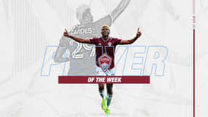 足球員身穿栗色球衣慶祝，帶有「Player of the Week」文字。 — 運動風 壁紙