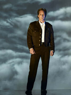 身穿警長制服的男人站在暴風雨天空前。 — 2048x2732 壁紙