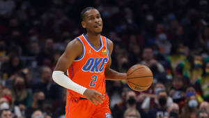 身穿橙色OKC球衣的籃球運動員在比賽中運球。 — 運動 壁紙