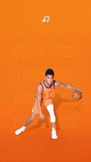 身穿橙色球衣的籃球運動員在橙色背景上運球，背景有「RISE PHX」文字。 — Devin Booker 壁紙