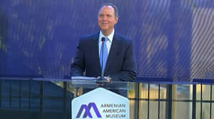 穿西裝的男子在室內 Armenian American Museum 講台發言。 — 博物館 壁紙