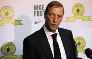 西裝男子在Nike Football新聞活動中發言。 — 荷蘭 壁紙