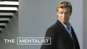 穿西裝的男子站在現代樓梯旁，帶有文字 The Mentalist — 演員 壁紙
