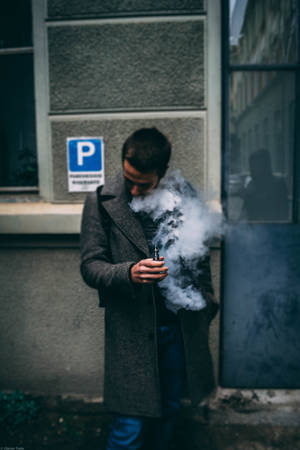 男子在街上吸電子煙，身穿灰色外套 — 抽菸 壁紙