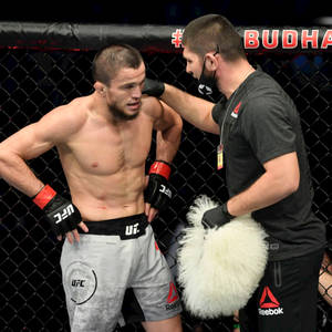 UFC拳手在八角籠內被教練用蓬鬆毛巾降溫 — 運動 壁紙