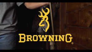 人士在木牆旁手持步槍，牆上有Browning標誌。 — 高清自然 壁紙
