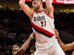 身穿 Blazers 球衣的籃球運動員在比賽中跳起投籃。 — Nike 節奏籃球 壁紙