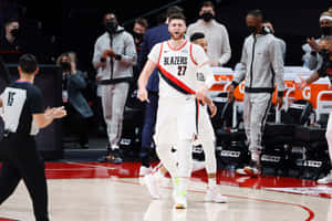 身穿白色Blazers球衣的籃球運動員在比賽中於球場上慶祝。 — 運動 壁紙