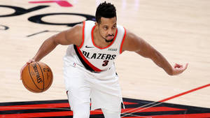 籃球運動員在比賽中運球，身穿白色Blazers球衣。 — 4K籃球壁紙