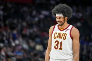 身穿Cavs 31號球衣的籃球運動員在比賽中微笑。 — 克里夫蘭騎士隊 壁紙