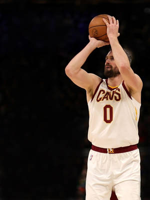 身穿Cavs球衣的職業籃球運動員準備投籃。 — 酷籃球 壁紙