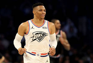 身穿白色OKC球衣的籃球運動員在比賽中在球場上奔跑。 — 羅素·衛斯特布魯克 壁紙