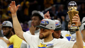 籃球運動員手持NBA總決賽獎盃並向人群揮手。 — 籃球 迈克尔·乔丹 壁紙