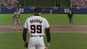 身穿白色Vaughn 99球衣的棒球選手在綠色球場上，背景有觀眾。 — 酷棒球 壁紙